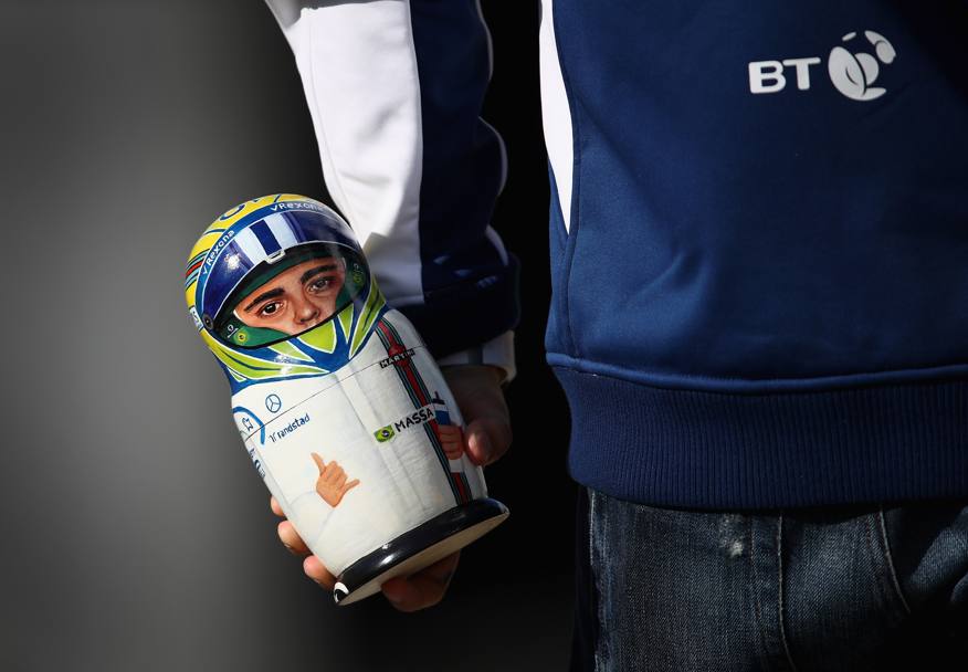 Felipe Massa con una matrioska che lo raffigura sul circuito russo. (Getty) 